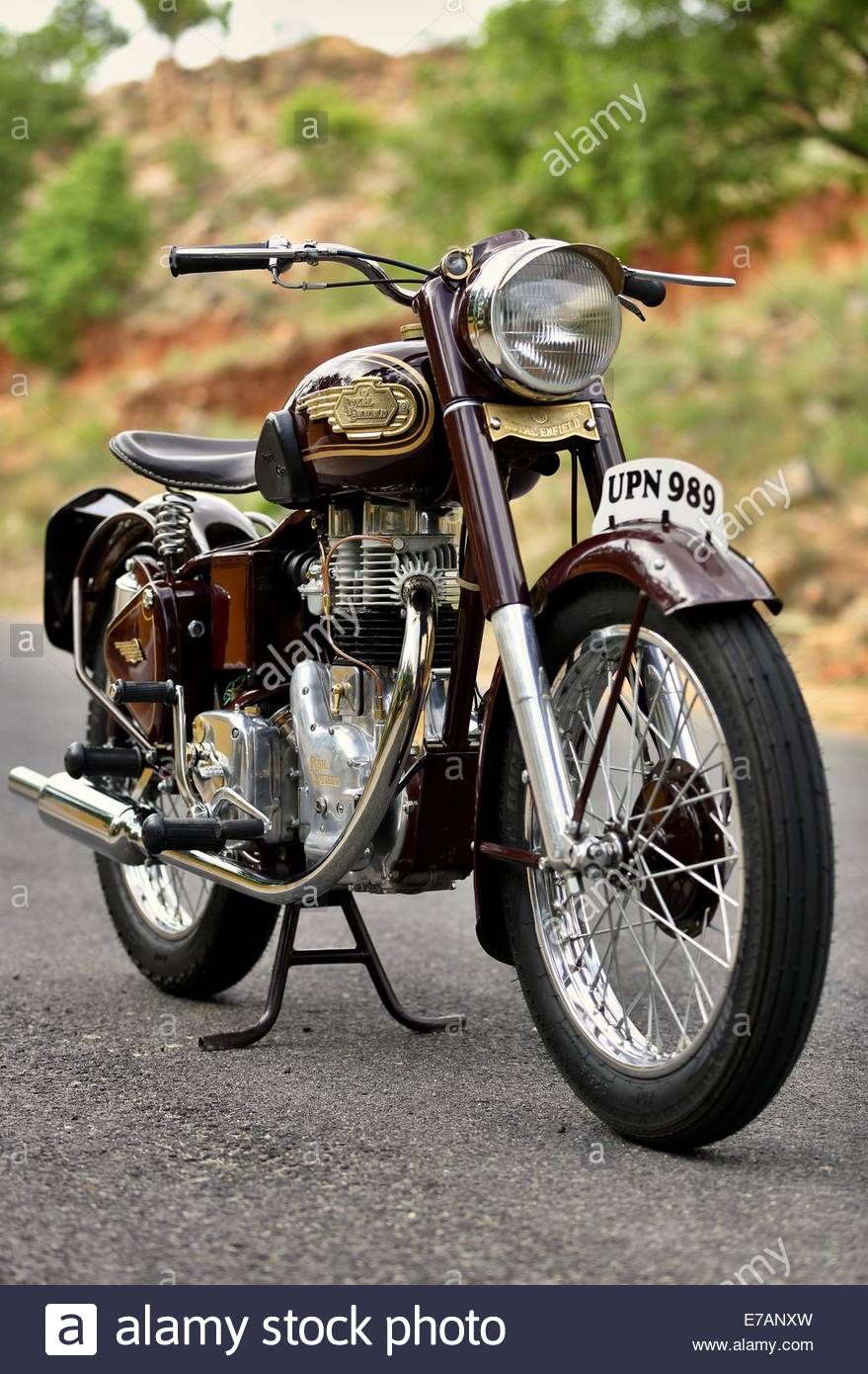 royal-enfield-bullet-350-cc-g2-1954-made-in-england-in-india-E7ANXW.jpg