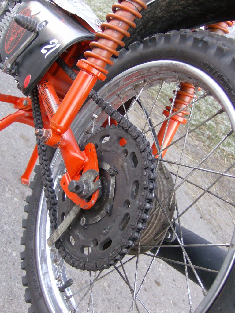 Eingeschweisster Motocrosskranz! Am Original Florett Kranz die Zähne<br /> abgedreht als Aufhängung ans Rad. Problem: Aluguss auf Stahl geschweisst / gepunktet