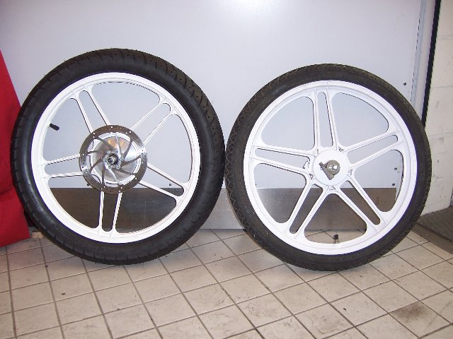 Links das neue Rad und rechts das alte xD